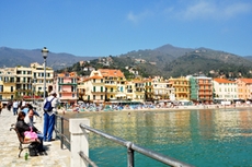 Die Strandpromenade von Alassio an der ligurischen Ponente-Küste