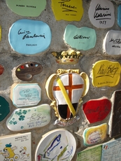 Keramikkacheln an der berühmten kleinen Mauer in Alassio