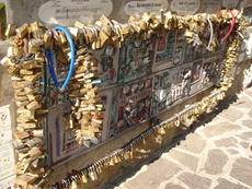 Mit Schlössern verziert - Der Muretto in Alassio