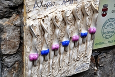 Eine Keramikkachel am bekannten 