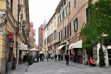 In Zentrum der mittelalterlichen Stadt Albenga finden Sie viele Shops und Boutiquen