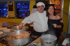 Küchenchef Andrea sorgt für das leibliche Wohl beim Show-Cooking