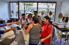 Beim Überfall wird alles erbeutet, was nicht niet- und nagelfest ist!