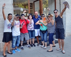 Nach erfolgreichem Überfall auf den Schmuckladen herrscht Freude bei den Piraten