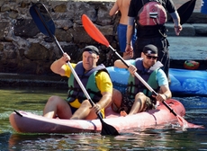 Die ersten Kajaks stechen in See