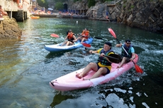 Wer gewinnt das Wett-Paddeln mit den Kajaks?