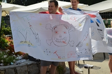 Die Teams präsentieren stolz ihre eigens erstellte Piraten-Flagge