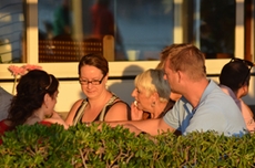 Ein geselliger, sonniger Abend in Italien