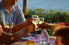 Es wird auf einen entspannenden Abend angestoßen