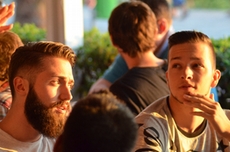 Die Teilnehmer genießen die Abendsonne