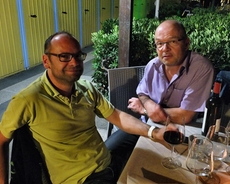 Gespräche und Austausch bei einem Glas Wein