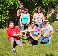 Jede Gruppe präsentiert stolz ihr kreativ gestaltetes Piratenschiff