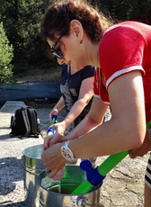 Die Frauen beweisen Geschicklichkeit, Geduld und Fingerfertigkeit