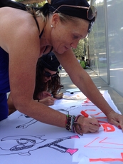 Team BLUT SVENTE bei der Gestaltung der Piraten-Flagge