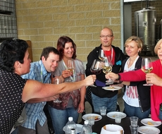 Es wird auf ein schönes Wochenende in Italien angestoßen