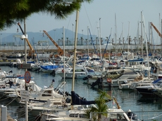 Schlendern Sie entlang der schönen Strandpromenade und genießen Sie den Blick auf den Hafen von Chiavari