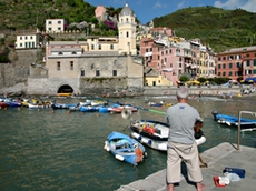 Hobby-Fischer mit Blick auf die Kirche Vernazza