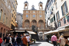 Lebhaftes Treiben auf einer Piazza in Genua