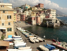 Blick auf den wunderschönen kleinen Strandabschnitt Boccadasse in Genua