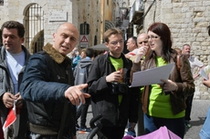 Vielleicht hilft uns dieser Mann weiter?