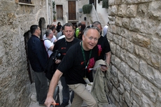 Die Tour geht los! Die Teams kämpfen sich durch enge Gassen...