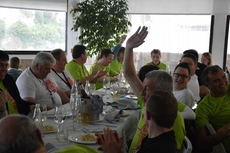 Nach der Paparazzi-Challenge werden die Teams mit einem gemeinsamen Mittagessen belohnt