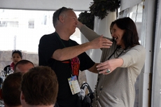 Barbara beglückwünscht das Gewinner-Team!