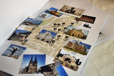 Die Jury begutachtet die City-Guides der Teams