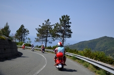 Vespa-Tour hoch über dem Meer