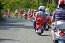 Aufgereiht wie Perlen auf einer Kette fährt das Team in Richtung Ziel