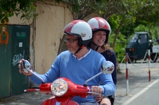 Nur noch kurz den Rückspiegel einstellen und die Vespa-Tour kann weitergehen!