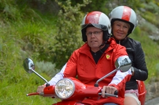 Entspannt als Beifahrer auf der Vespa die Landschaft genießen