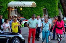 Auf dem Weg zum gemeinsamen Abendessen in einer schönen italienischen Trattoria