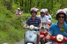 Vespa-Tour durch die grünen Wälder von Ligurien