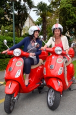 Barbara und Christine auf roten Vespas in Ligurien