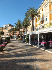 An der Strandpromenade finden Sie zahlreiche Restaurants und Bars