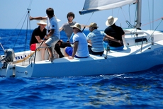 Der Skipper gibt technische Informationen