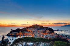 Die Halbinsel von Sestri Levante in der Dämmerung