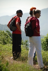 Bei einer Wanderung im Hinterland von Ligurien haben Sie einen schönen Ausblick von oben ins Tal