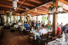 Stärkung beim Mittagessen mit typischen Spezialitäten bevor die Vespa Tour weitergeht
