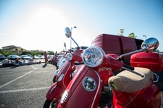 Die Vespas stehen am Treffpunkt bereit für die Teams