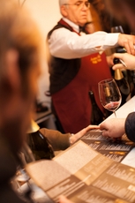 Die Teilnehmer genießen köstliche Weine in einem Weingut