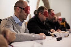 Die Teilnehmer der Wein-Olympiade waren auf die nächste Aufgabe