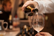 Der Sommelier schenkt die Weine zur Verkostung ein